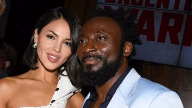 Eiza González llegó acompañada del actor Babs Olusanmokun