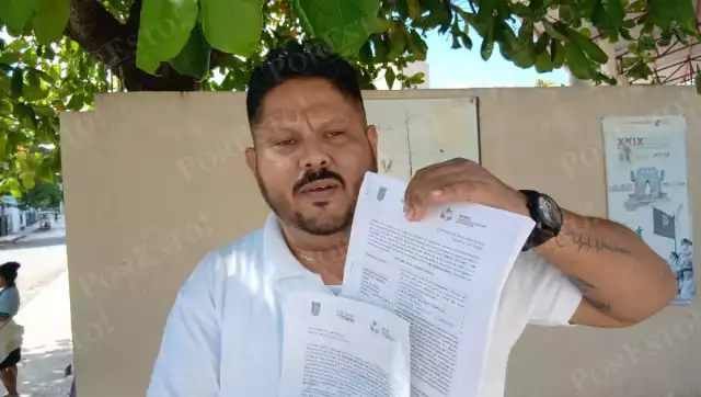 Un maestro de segundo grado denunció en conferencia de prensa presunto nepotismo y abuso de autoridad en la primaria Juan Escutia de Escárcega.