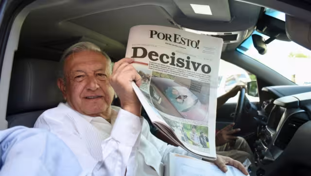 Amlo inició su domingo con un ejemplar de POR ESTO!