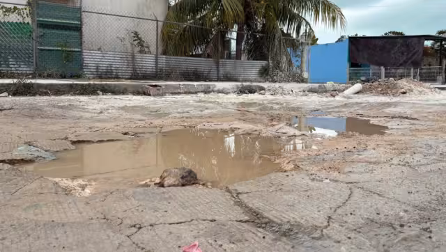 Vecinos de la colonia Centenario en riesgo por baches que no han sido atendidos.