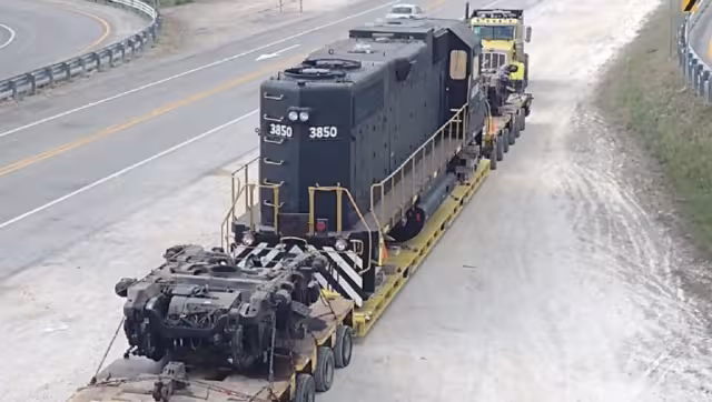 La locomotora pesa aproximadamente 150 toneladas