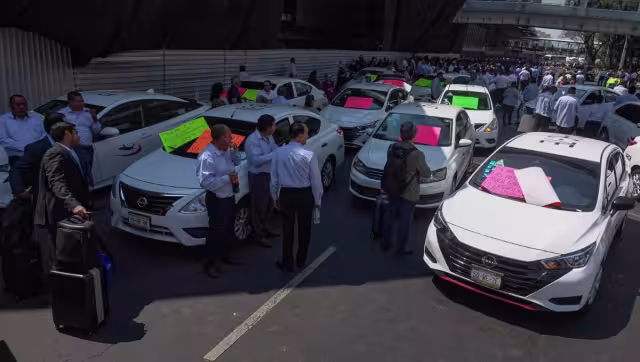 La presidenta Claudia Sheinbaum explicó que los taxis que operan dentro del aeropuerto cuentan con concesiones y pagan derechos por brindar el servicio dentro de las instalaciones