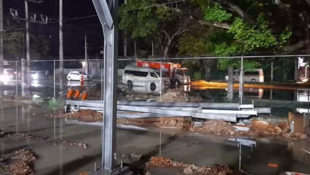 Una Van de transporte y un camión galletero tuvieron que ser remolcados mediante grúas