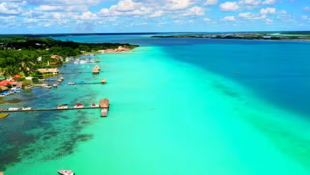 Sus aguas cristalinas exhiben una paleta de tonalidades que van desde el turquesa más claro hasta el azul profundo.