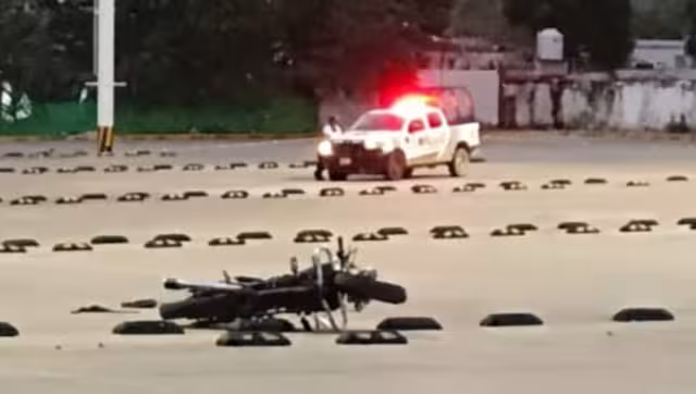 Las autoridades capturaron el arma luego de que derraparan y uno logró huir