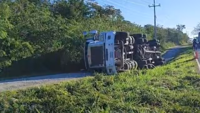 Al lugar agentes policiacos y paramédicos que lo valoraron