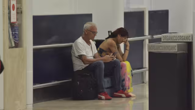 Una pareja que llegó a documentar su equipaje se enteró que no podría viajar, aparentemente por problemas climatológicos.