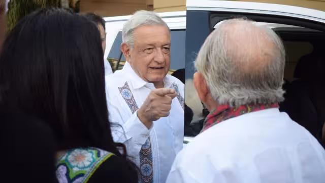 Ciudadanos esperaron a AMLO en la puerta de su hotel para saludarlo y tomarse fotografías