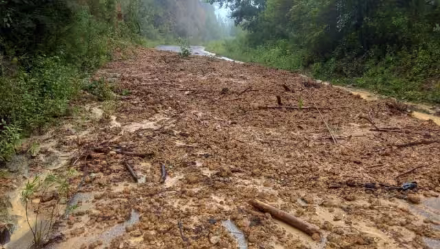 Otra de las importantes afectaciones que dejó el Huracán Otis en Guerrero, fue el daño a carreteras que impide el acceso a diversas comunidades, incluido Acapulco
