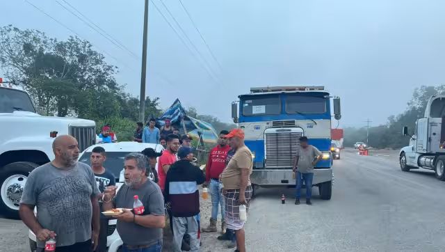 Los volqueteros bloquearon la calle por casi tres horas y amenazaron con regresar si no se salda la duda este lunes