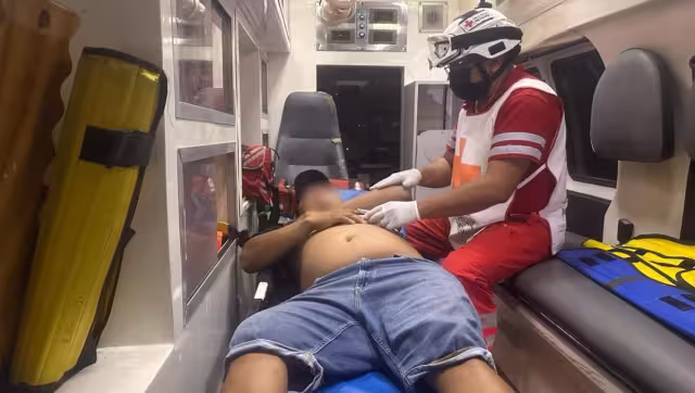 Arribó la ambulancia de la Cruz Roja YUC-022, al mando del paramédico Santos Euán