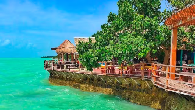 Calderitas tiene una variedad de restaurantes con una amplia variedad de comida del mar para los visitantes
