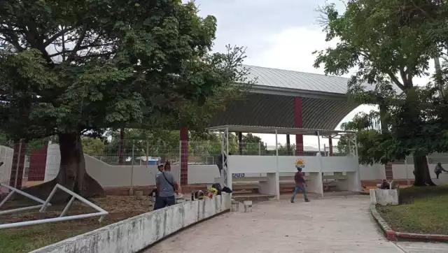 Demuelen gradas terminadas para construirlas de nuevo