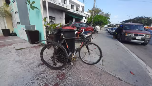 El accidente se genera porque diversos vehículos estaban estacionados sobre la ciclovía de esta vialidad que no está confinada