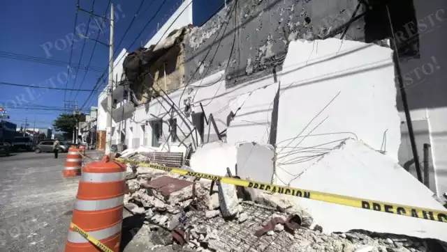 La sucursal BBVA del Centro de Campeche permanece suspendida tras el desplome de parte de su fachada.