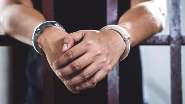 El individuo buscó la forma de escapar del lugar