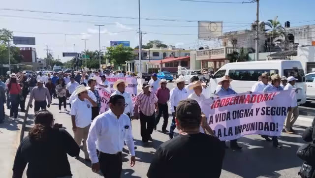 Entre los manifestantes está el exgobernador de Campeche, Salomón Azar García