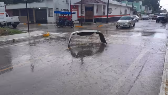 La mujer regresó por la facia después de varios minutos