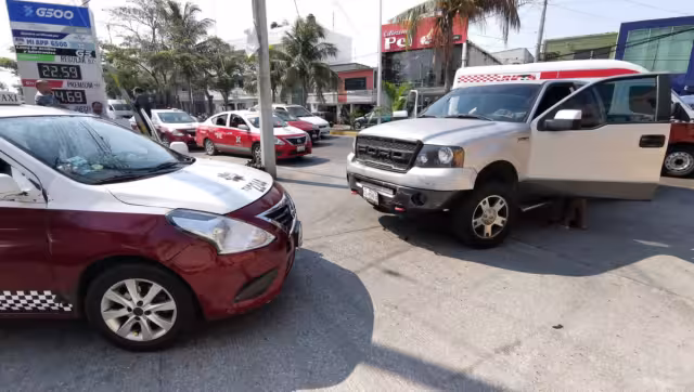 El taxista quiso salir de una gasolinera en sentido contrario