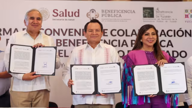 Díaz Mena firma convenio para mantener servicio médico gratuito.