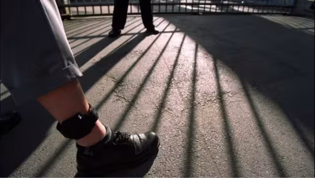 El hombre deberá portar el localizador el tiempo que dure el proceso