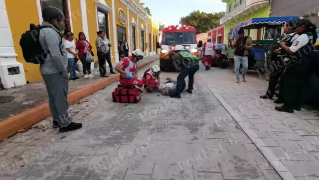 Paramédicos de la Cruz Roja la trasladaron a un hospital.