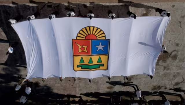 La Gobernadora Mara Lezama expresó que se deben enfrentar los grandes desafíos.
Se izó la bandera de la Entidad en la plaza cívica para la celebración.
