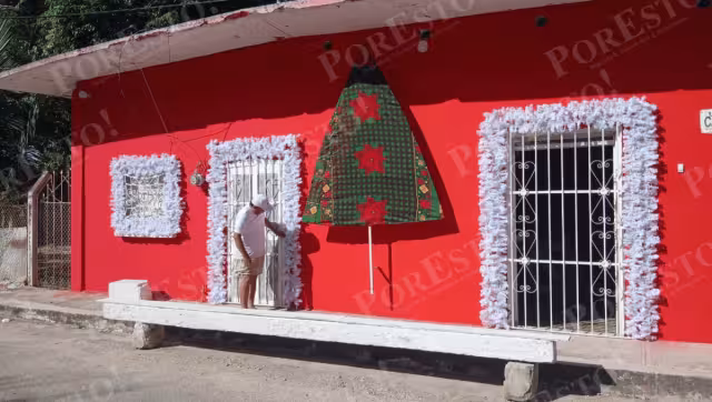 Desde hace 25 años, el maestro Antonio Mariño Vaquedano adorna su casa con motivos navideños en la colonia Jesús García Corona de Escárcega.
