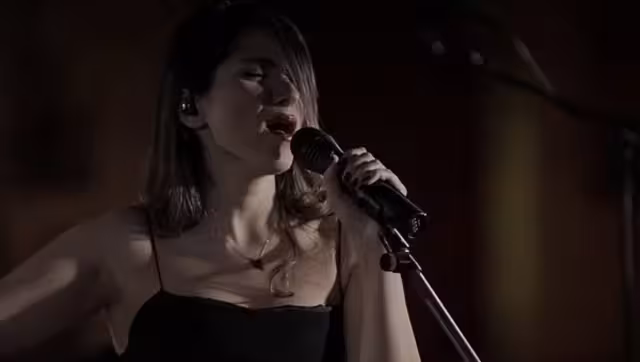Parastoo Ahmadi, de 29 años, interpretó el tema patriótico “Az Khoone Javanane Vatan”, cuyo título puede traducirse como “De la sangre de la juventud de la patria”