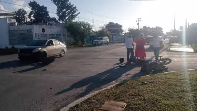 Motoconductor y automovilista terminaron con daños tras incidente en Chetumal