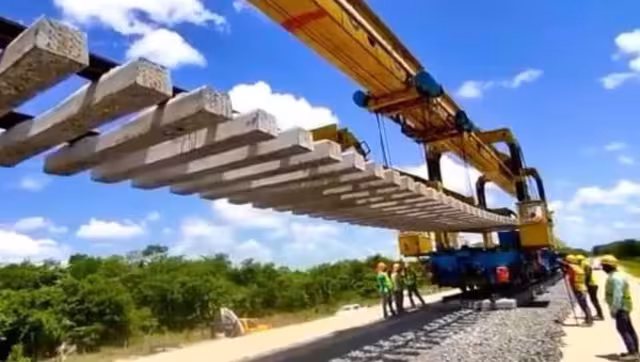 Carros cargados con piezas llegan a la zona de obra