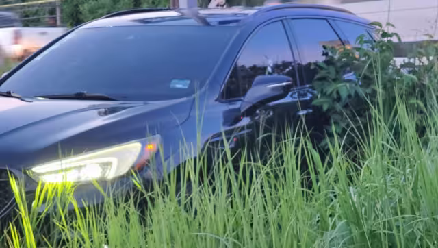 El cuerpo del hombre quedó dentro de su auto con impactos de bala
