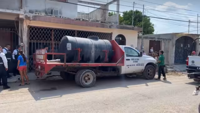 Las vecinos tomaron la calle de la casa del papá exigiéndole que deje de guardar a su hijo