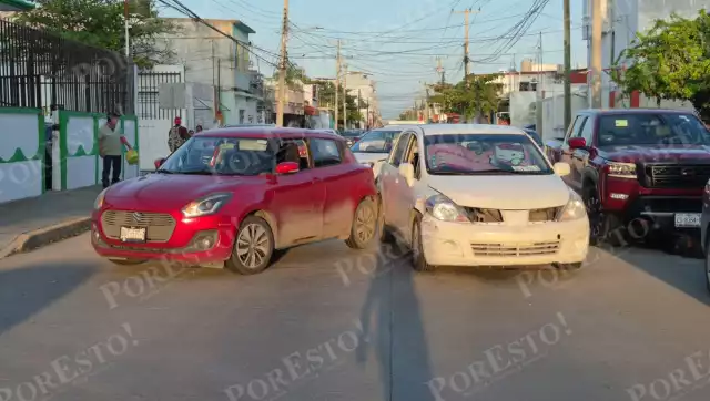 Colisión entre dos autos obliga a cerrar avenida 55, rumbo al puerto pesquero