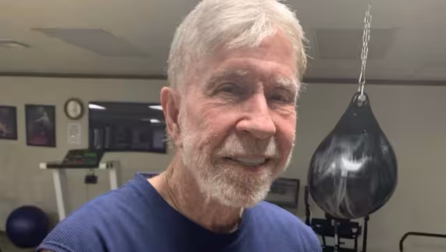 Familia de Chuck Norris expresa molestia ante información falsa sobre la muerte del actor.