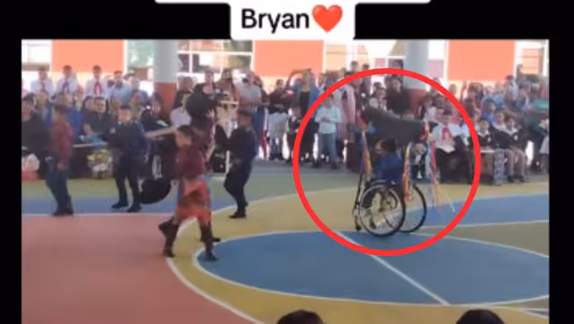 El niño se paseó por la pista alrededor de sus compañeros