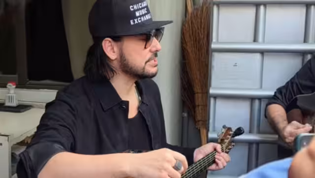 Beto Cuevas se hace viral por cantar tras el sismo de esta mañana en la CDMX