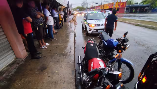 Desplome de un espectacular y parte de un muro deja dos motocicletas aplastadas.