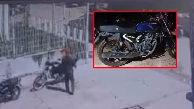 En los videos se puede ver como dos hombres se llevan la moto del locatario