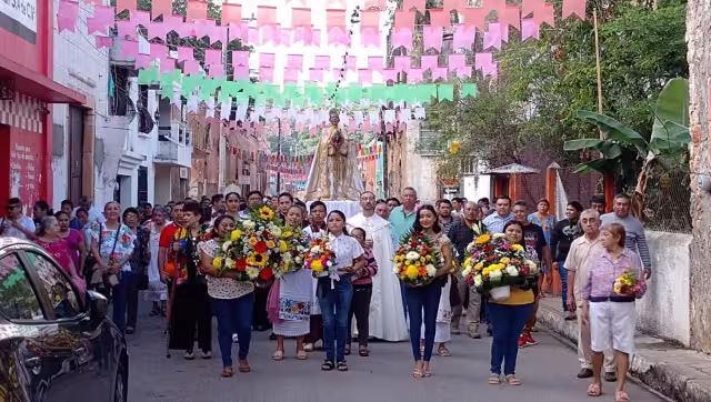 Al retornar a la iglesia, los feligreses repartieron entre los presentes bebidas y roscas