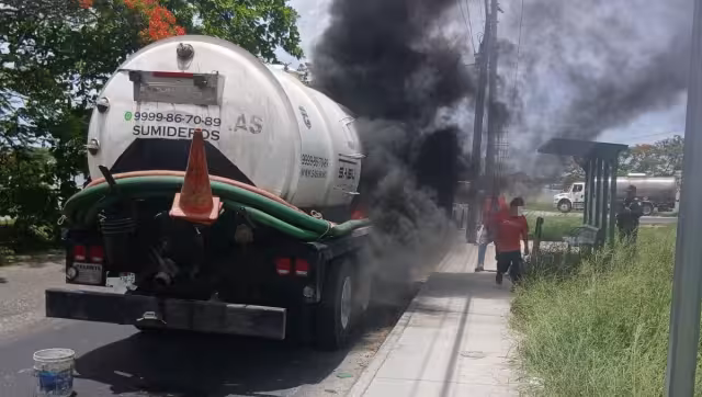 Fuego en pipa sobre el Periférico de Mérida es sofocado por Bomberos de la SSP