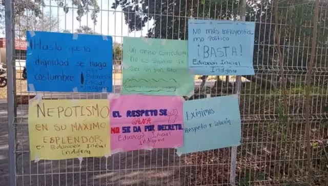 Los maestros colocaron carteles en el acceso principal del CEDE con el propósito de visibilizar sus exigencias