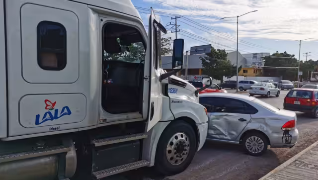 La mujer se cambió de carril sin la debida precaución