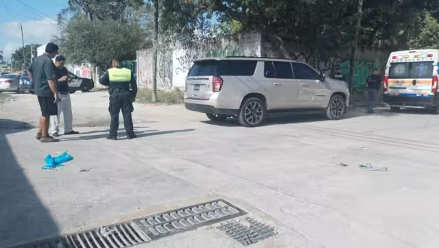 El conductor de la camioneta, aunque intentó evitar el golpe, le pega de costado y lo proyecta algunos metros, para quedar al final tirado en el pavimento.