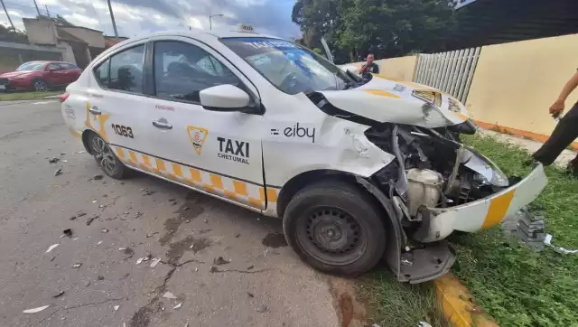 Camioneta provoca fuerte choque en calles de Chetumal y el conductor huye
