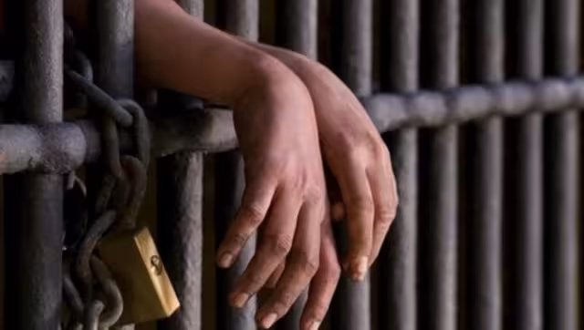 Durante la detención del acusado provocó daños en el vehículo de la policía lanzándole piedras