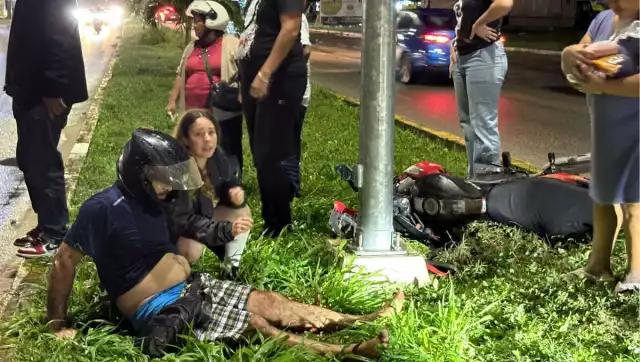 Termina con presunta fractura en la tibia motoconductor en la transitada avenida Constituyentes del 74