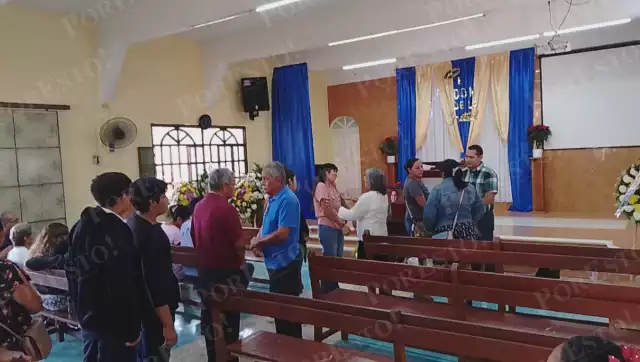 Familiares, amigos, vecinos y hermanos en Cristo acudieron a brindarle el último adiós.