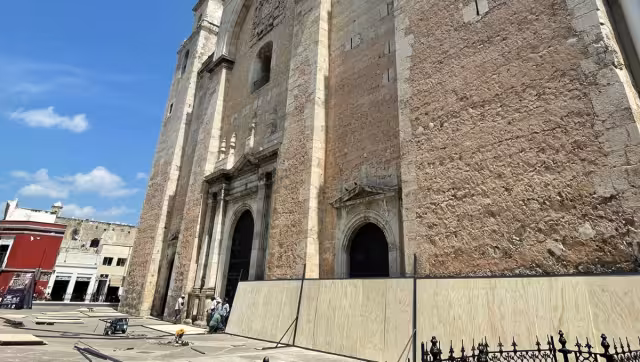 Varios edificios han están siendo protegidos ante la marcha, la cual inicia este viernes a las 6 de la tarde