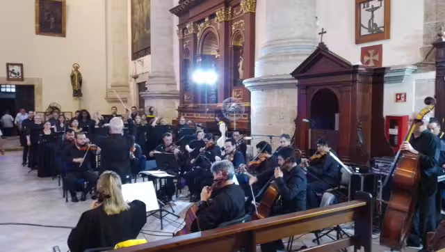 La ceremonia eucarística es presidida por el arzobispo de Yucatán